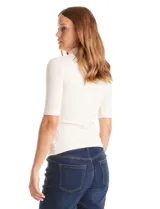 Remera de tejido rib marca Elie Tahari, color beige, con cuello mock y mangas cortas. Presenta un pequeño avío metálico con logo en el ruedo.