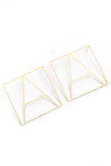 Par de aros dorados con forma cuadrada y diseño geométrico calado.