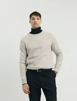 Sweater de punto de cuello redondo y manga larga, con diseño clásico y ajuste cómodo.