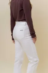 Pantalón de jean negro, corte recto, tiro medio-alto y largo al tobillo.