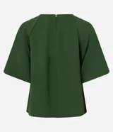 Blusa de manga corta color verde oscuro, con cuello redondo y cierre de botón en la parte trasera. Presenta un tejido con textura arrugada y mangas amplias tipo murciélago o mariposa.
