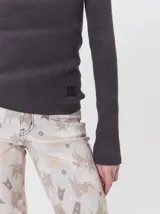 Polera de manga larga confeccionada en tejido rib, con calce ajustado al cuerpo y cuello alto.