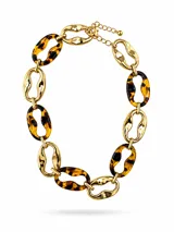 Collar de eslabones ovalados entrelazados que combinan metal dorado con resina efecto carey, con cierre de mosquetón y cadena de alargue.