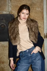 Polera de cuello alto en color beige, confeccionada en tejido de punto suave. Presenta un diseño clásico de manga larga con puños acanalados.
