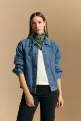 Remera de rib con escote redondo y manga corta, confeccionada en tejido acanalado que se ajusta al cuerpo.