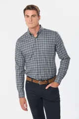 Camisa de manga larga con diseño a cuadros en tonos grises, cuello abotonado, cierre frontal con botones y bolsillo en el pecho con logo bordado.