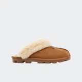 Pantufla UGG Coquette color marrón, con capellada de gamuza y forro de piel de oveja.