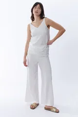 Pantalón blanco de lino, de corte recto y holgado, con cintura elastizada.