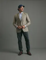 Pantalón de corte clásico confeccionado en sarga de algodón con elastano, color verde militar. Presenta bolsillos delanteros inclinados y bolsillos traseros de ribete.