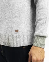 Buzo tejido de punto con cuello redondo, puños y ruedo acanalados. Presenta un diseño clásico de calce regular.