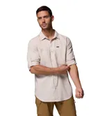Camisa de manga larga Columbia Silver Ridge color gris, de corte clásico con bolsillos frontales con solapa, botones a tono y tecnología de protección solar y absorción de humedad.