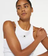 Musculosa negra de algodón orgánico con corte entallado, cuello redondo acanalado y logo de minirayas en el pecho.