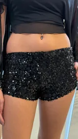 Short de tiro bajo completamente cubierto de lentejuelas negras, con ajuste elástico en la cintura.