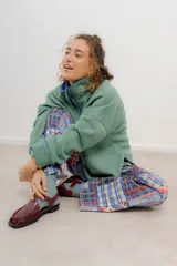 Pantalón de gabardina elastizada con estampado a cuadros y flores, corte recto y tiro alto.