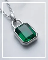 Collar de acero quirúrgico con cadena de eslabones y dije colgante rectangular con piedra verde esmeralda.