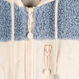 Campera con capucha color beige y mangas azul grisáceo de corderito. Tiene cierre frontal, puños ajustados y tres bolsillos frontales, uno con cierre.