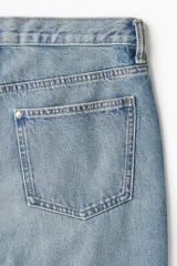 Jeans de cinco bolsillos en denim de algodón rígido, de cintura estándar con cierre. Corte relajado de cadera a bajo con pierna recta más amplia a partir del muslo. Presenta un lavado celeste claro con efecto degradado o 'dip-dye' hacia el ruedo.