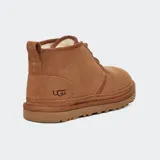 Botas Ugg Neumel color marrón, tipo chukka, de gamuza, con cordones y forro de lana reciclada UGGplush™. La suela es de espuma de caña de azúcar SugarSole™ y Treadlite by UGG™.