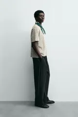 Camiseta de manga corta con cuello redondo y calce relajado, confeccionada en tejido de rayas horizontales blancas y negras.