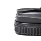 Sandalias tipo ojota color negro, con faja superior de textura geométrica, plataforma alta y suela estriada.