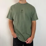 Remera de algodón color verde oliva con estampa gráfica en la espalda que incluye un sol y la frase 'I didn't fall - I was practicing my moves'. Presenta un corte regular y etiqueta pequeña en la parte superior trasera.