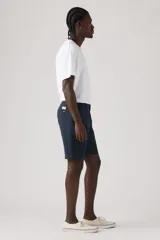 Short de gabardina azul marino con bolsillos laterales y traseros, de corte recto y tiro medio.