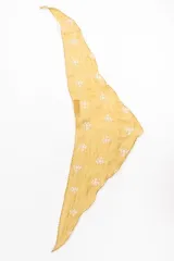 Bandana triangular de color tostado, ligera y delicada, con bordados blancos distribuidos por toda la superficie y bordes con terminación festoneada.