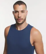 Musculosa deportiva masculina Get Over, modelo regular en color azul melange, con cuello redondo y costuras visibles.