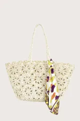 Pañuelo cuadrado de tejido ligero con estampado abstracto de manchas en tonos amarillo, morado y tierra sobre fondo blanco, con borde decorativo en tono marrón.