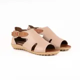 Sandalia baja combinada de cuero en color celeste con detalles en marrón tostado, tira con hebilla lateral ajustable y suela texturizada.