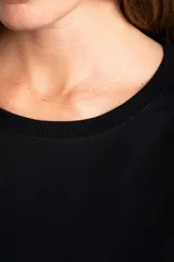 Remerón negro de algodón con elastano, de manga larga, cuello redondo y corte recto.