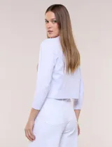 Cardigan tejido estilo bolero de color blanco, con mangas cortas y diseño frontal abierto.