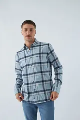 Camisa de hombre a cuadros color rosa, blanco y azul, de corte slim, manga larga, con bolsillo en el pecho y logo bordado.