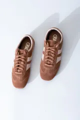 Zapatillas marrones de gamuza con detalles en blanco y suela de goma.