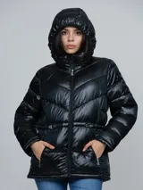 Campera puffer de Calvin Klein con acabado brillante, diseño acolchado con costuras en V, cierre frontal con cremallera, capucha integrada y bolsillos laterales con cierre.