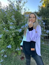 Polerón oversize con bloques de color lila, verde agua y negro.