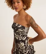 Blusa strapless con estampado floral y geométrico en blanco y negro.