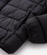 Campera puffer Marfinno de microfibra color marrón, con cuello alto, cierre frontal de cremallera y diseño acolchado horizontal.