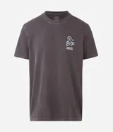 Remera de corte comfort color gris oscuro, con cuello redondo y mangas cortas. Presenta un pequeño estampado frontal con íconos étnicos y lettering en color blanco.