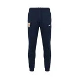 Pantalón de entrenamiento Nike para hombre de la selección uruguaya, color azul marino, con puños ajustados en los tobillos y cordón en la cintura. Presenta el escudo de la AUF con cuatro estrellas bordado en la pierna izquierda y el logo de Nike en blanco en la pierna derecha.