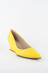 Zapatos cerrados de ecocuero color marrón, con punta fina y taco corrido.