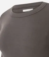 Blusa básica de manga larga Marfinno, color beige, confeccionada en tejido acanalado con cuello redondo y diseño ajustado.