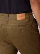 Pantalon tipo chino de corte recto, color azul marino, con cierre de boton y cremallera, bolsillos laterales y traseros.