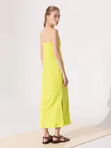 Vestido largo color crudo de punto liso, con breteles finos y escote recto.