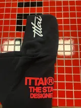 Hoodie negro de corte oversize con capucha, confeccionado en algodón. Presenta un estampado gráfico en color rojo en la espalda con la leyenda 'ITTAI STARS THE STAR BRAND DESIGNED IN VENICE' y un detalle bordado en blanco en la parte posterior de la capucha.