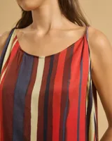 Top con breteles finos y estampado a rayas verticales en tonos rojo, azul y beige.