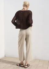 Pantalón crop de lino y viscosa color beige, con diseño recto, cintura elástica y bolsillos laterales.