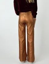 Pantalón plateado de corte oxford, confeccionado en tela metalizada elastizada.