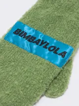 Par de manoplas negras de tejido bouclé con etiqueta de la marca Bimba y Lola en el dorso de una de ellas.