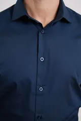 Camisa de vestir blanca de algodón con cuello italiano y mangas largas.